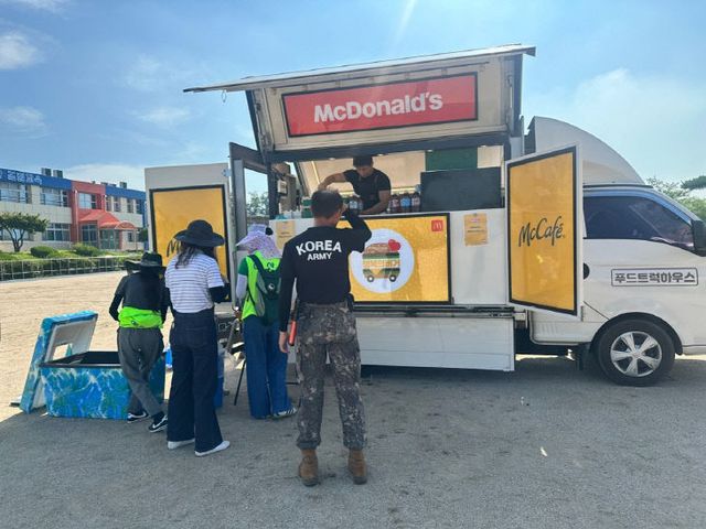 3.맥도날드 음료트럭 파견 사진
