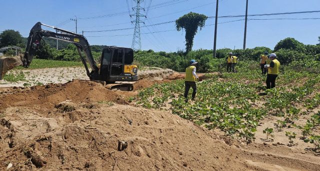 2.충남 전문건설인협회 장비 지원 모습
