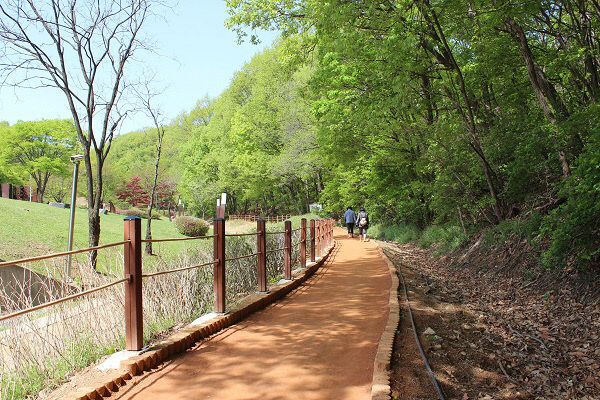 공원과-성남시 율동공원 내 맨발 황톳길