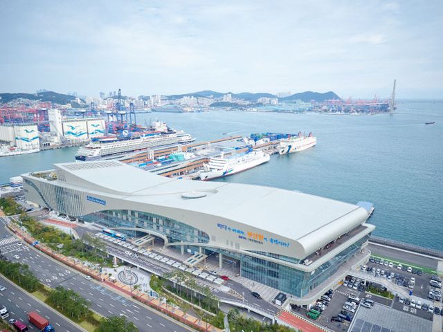[보도사진] 부산항국제여객터미널에 접안한 크루즈선