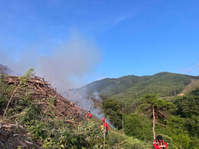 (산림청 제공) 충북 영동(잔불 정리 중) (1)