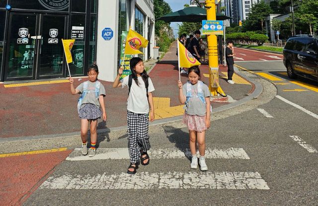 사본 -(사진3)기지초등학교 앞 횡단보도 보행도움 깃발 운영