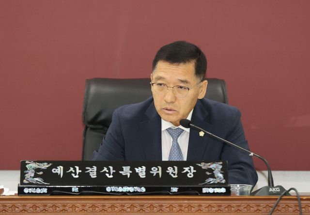 예결위원장석 이경신 위원장 사진A12I7952