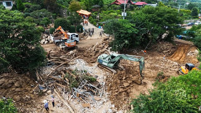 군 및 소방 인력들이 중장비를 이용해 피해 복구 작업