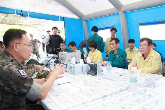 이승화 산청군수 재난상황본부서 군과 협력 상황판단회의