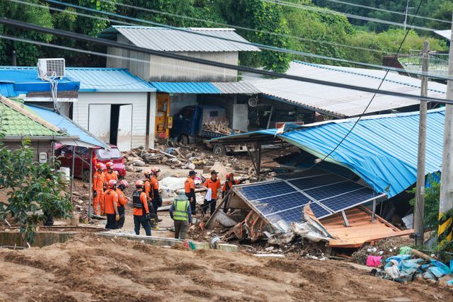 소방 인력들이 집중호우로 인한 실종자 수색