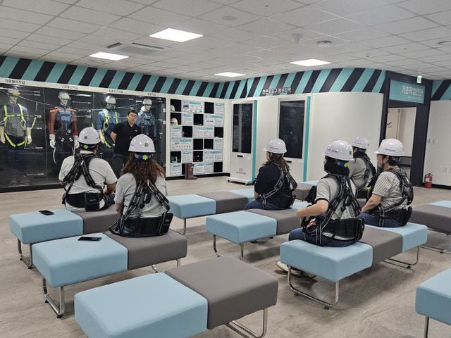 안전장비 착용 후 체험형 안전교육을 듣고 있다