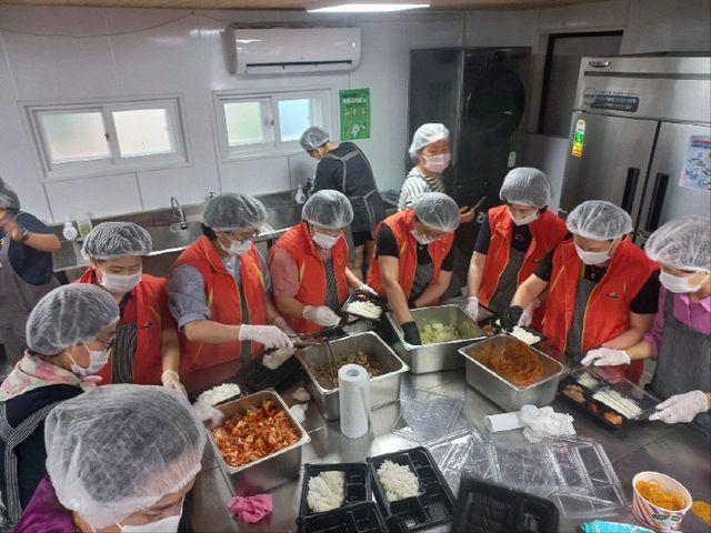 5. 예산군여성단체협의회 이재민 식사준비 봉사 모습 (2)