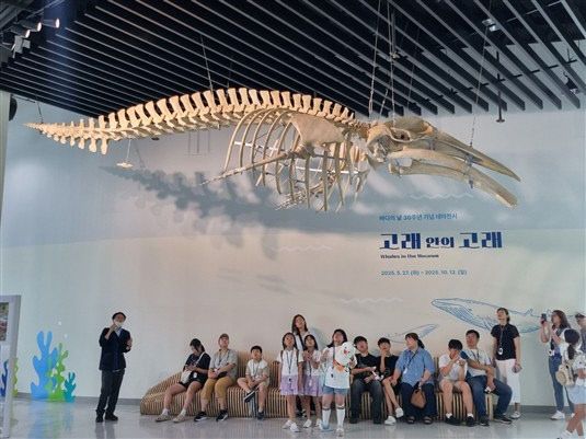 관람사진3_고래 안의 고래