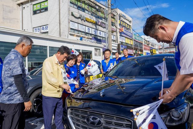 증평군 바르게살기협의회 태극기달기 캠페인 사진 3