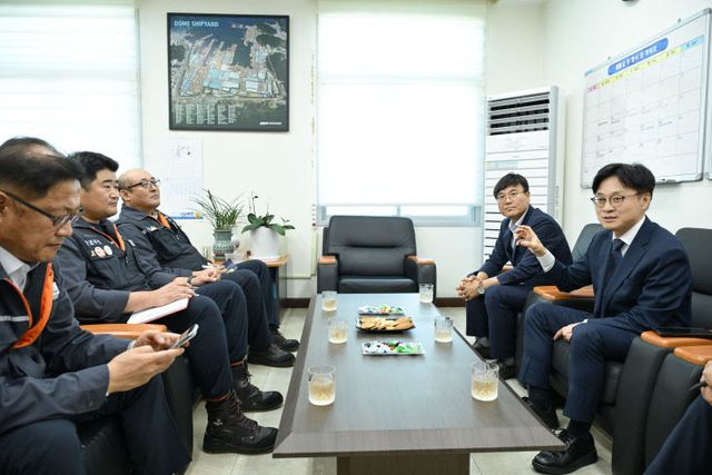 한화오션 찾은 김정관 산업부 장관에 ‘외국인 쿼터제 개편