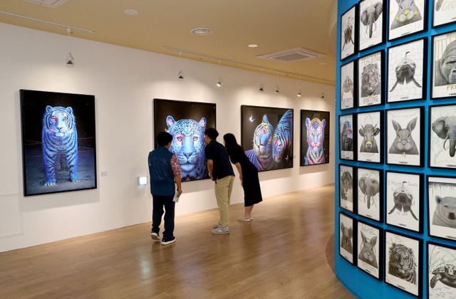 해설사로부터 작품 설명을 듣고 있다