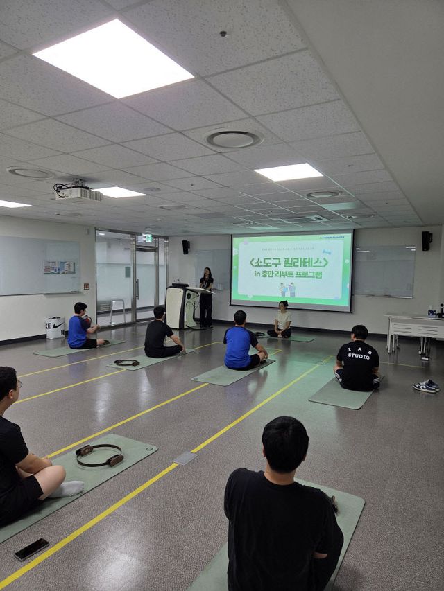 현대엘리베이터 직원 대상 필라테스 강좌 모습.