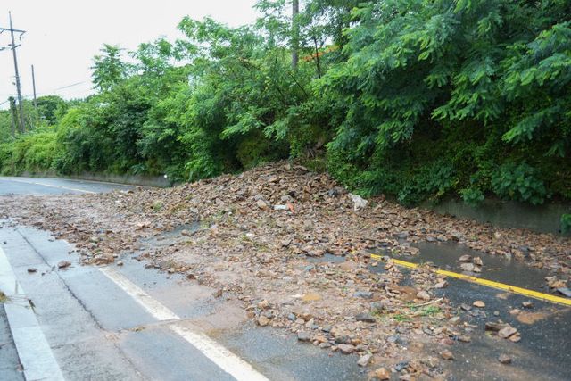 지난 7월 폭우로 쏟아진 낙석이 서천지역 도로를 뒤덮고 있다