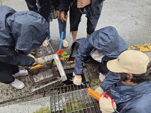 송산2동 자율방재단, 극한 오우 대비 빗물받이 정비 활동 실시