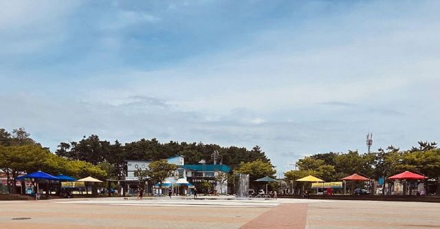 춘장대해수욕장 중앙광장에 설치된 폭염예방 그늘막