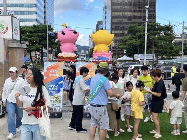0시 축제에서 군문화축제 홍보활동2