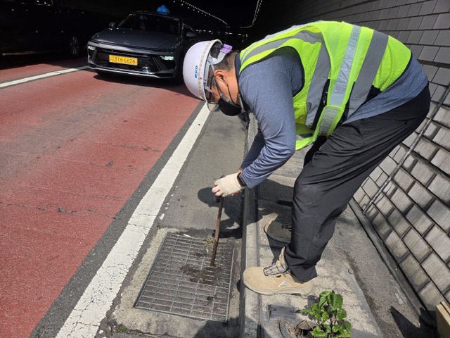 ▲ 사진설명 = 터널 배수시설 퇴적물 정비 장면 (1)