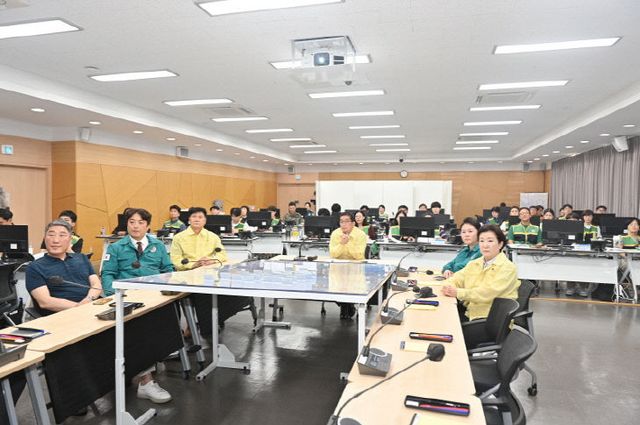 (보도사진)파주시의회 2025년 을지연습 관계자 격려