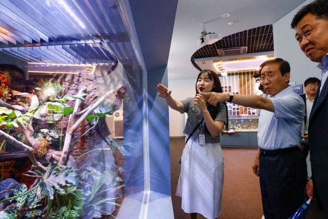 보도 1) 아쿠아리움을 관람하는 김문근 단양군수