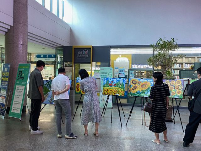 발달장애인 그림전시회 ‘꿈을 그리다’ 큰 호응 (1)