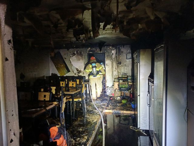 서천소방서 소방대원이 화재 진압 후 현장을 정리하고 있다