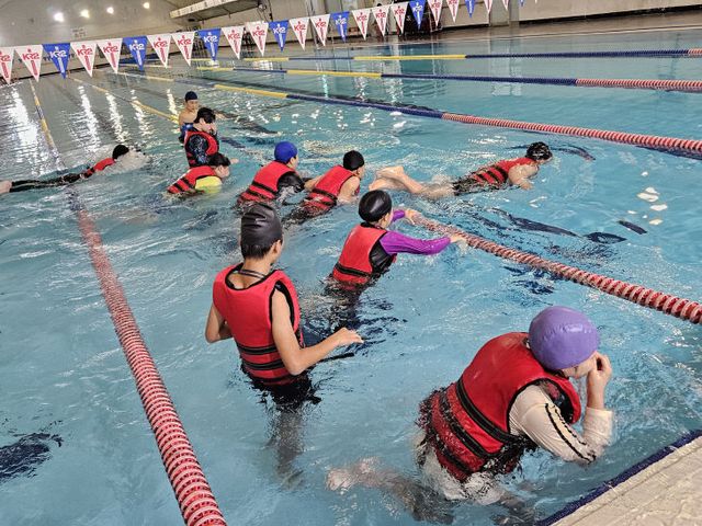 예산 신양초, 물속에서도 안전하게 생존수영 체험 진행(1)