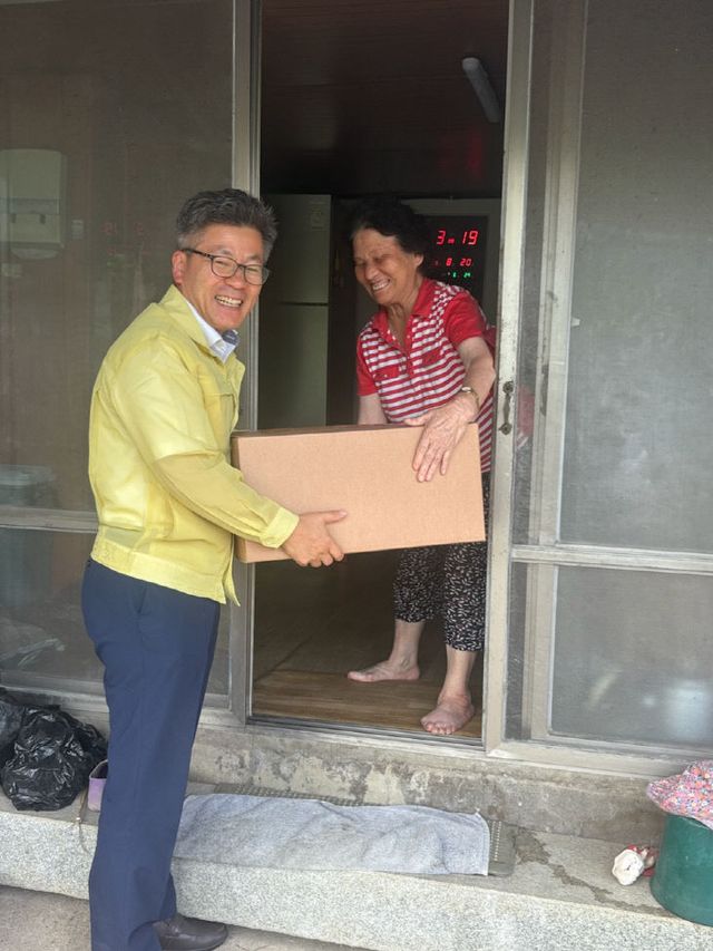 아산면 주민행복센터, 생필품 꾸러미 전달