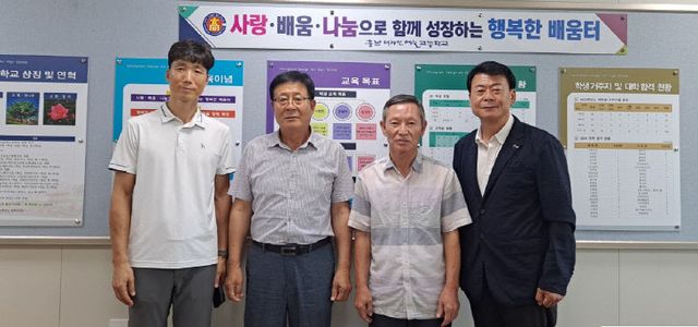 발전기금을 기탁한 한산라이온스클럽과 학교 관계자들