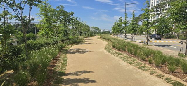 ‘쓰레기 몸살’ 오송산단 수도용지, 초록 산책길로 재탄생.