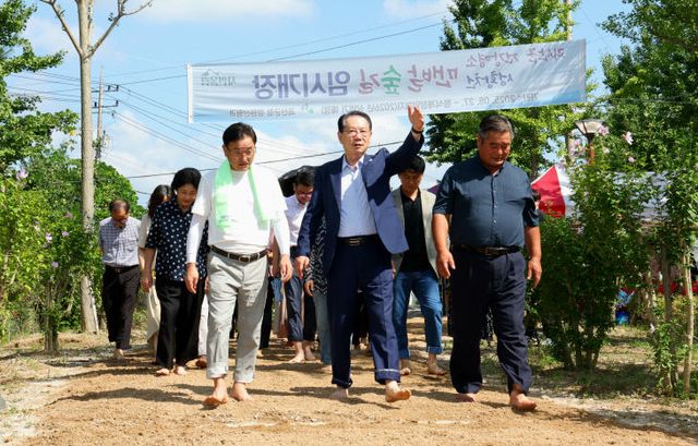 송인헌 군수와 참석자들이 성황천 맨발숲길 임시 개장2)