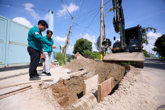 250827_[포토] “빗물에 뚫린 구멍, 안전으로 메우다”