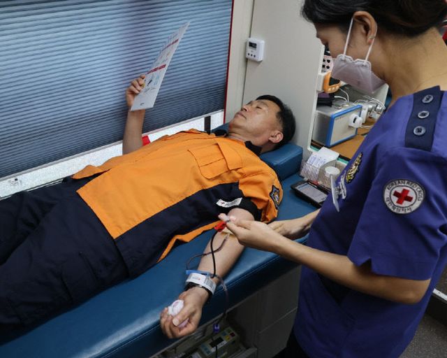 전미근 충주소방서장 헌혈 사진(보도용)