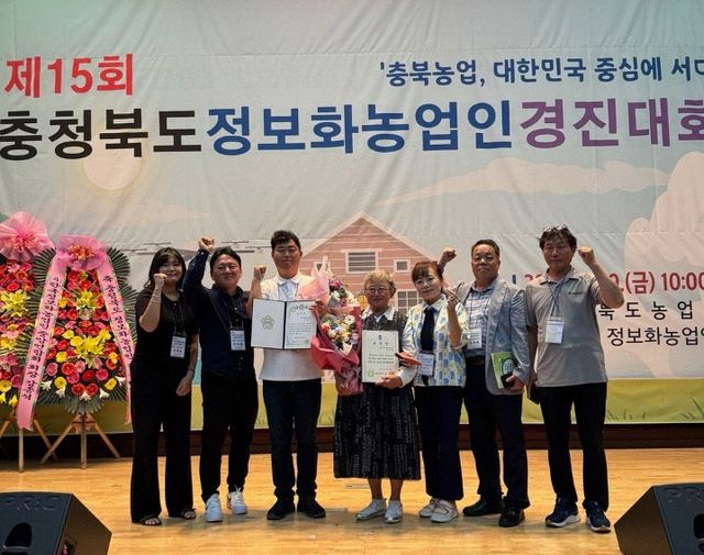 오른쪽 세번째 지종호, 네번째 송영옥)