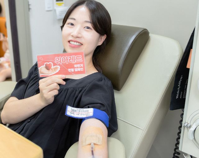 청년자원봉사단 위아원의 한 회원이 헌혈을 하고 있다.(청년자