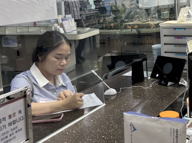 한_외국인_민원인이_민원통역