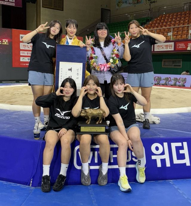 영동장사씨름대회에서 단체 사진을 촬영하고 있다