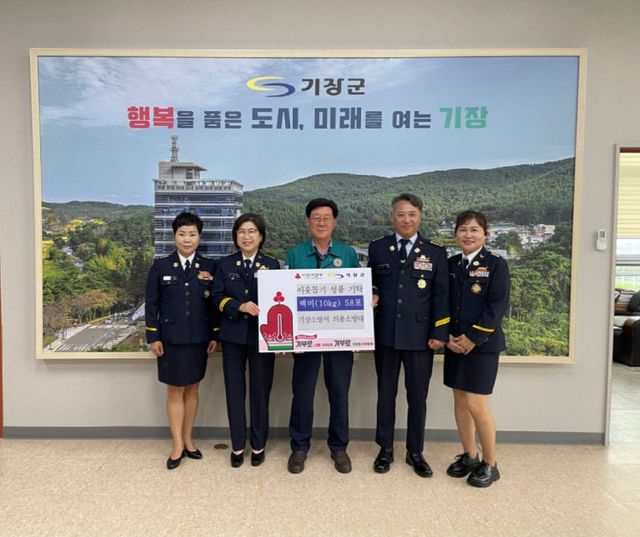 3-1.정종복 기장군수(가운데김연진 있다