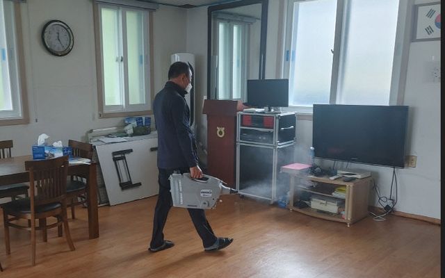5. 지난 4일 운산면 안호리 경로당에서 진행된 일제소독