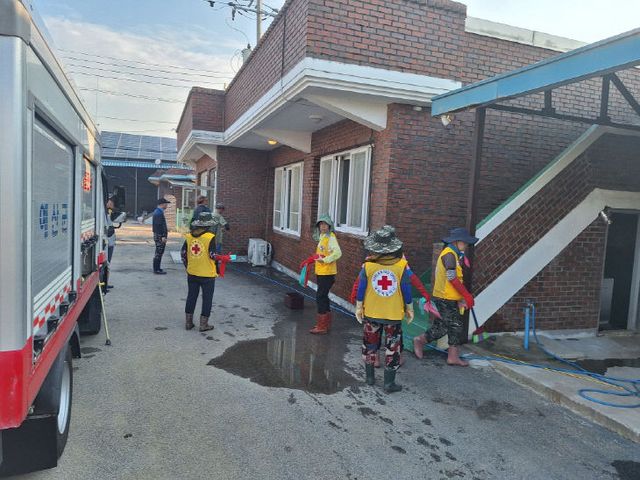 10.고덕면 적십자봉사회 마을회관 청소 모습 (2)