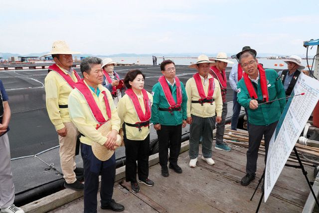 대야도항에서 가두리양식장 현황설명 듣는 태안군의회 의원들