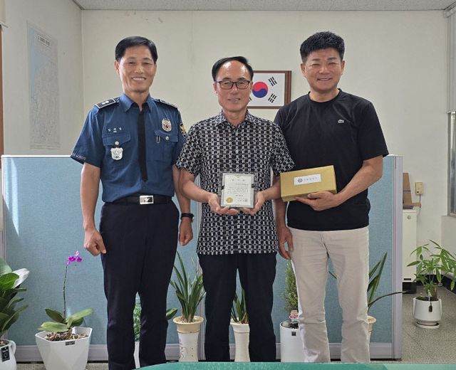 기여한 구시포마을 이장에 감사장 수여