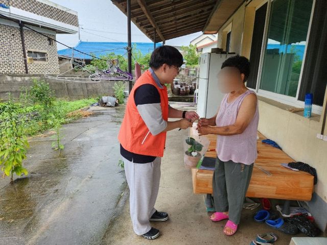 증평군보건소 독거 어르신 반려식물 전달 1