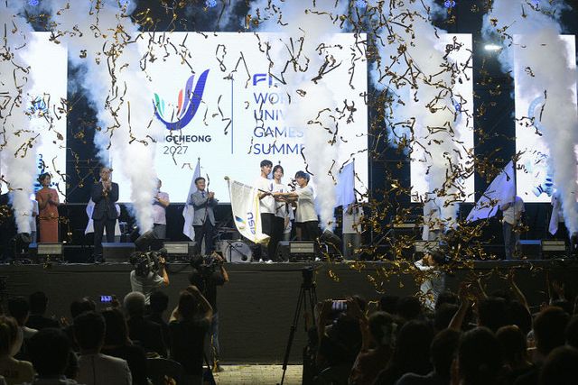 흥이나유 페스티벌 대회기 전달(대학생 대표단)