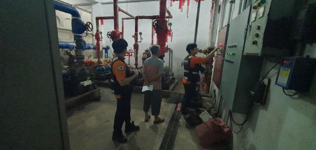 전기배선 등 이상이 없는지 확인하고 있다