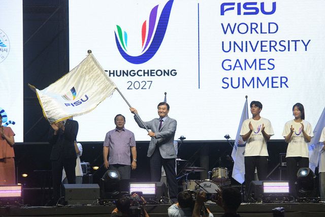 흥이나유 페스티벌 대회기 전달1(조직위 강창희 위원장)