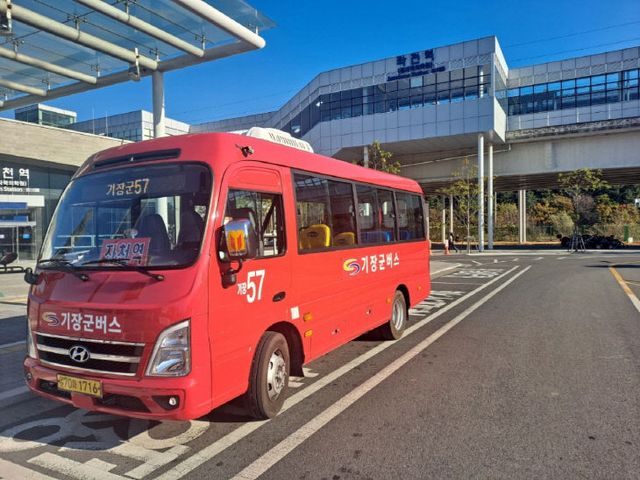 2-1.'57번 기장군버스'고 있다