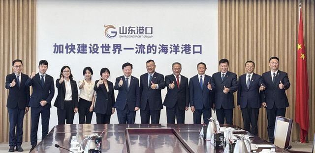 사진을 촬영하고 있다