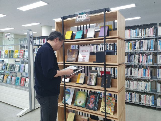 강화군, 도서관에 ‘지역작가 큐레이션 코너’ 선보여