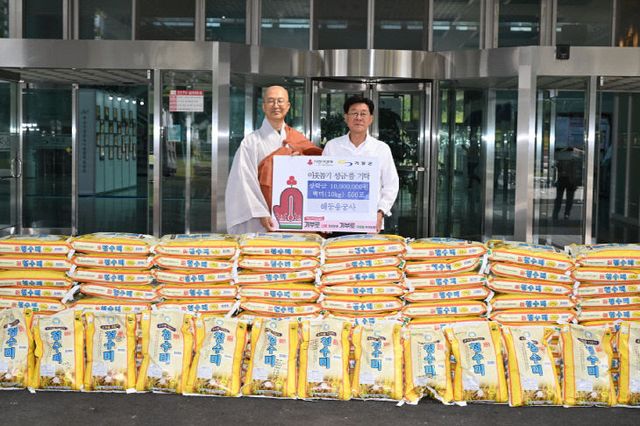 3-1.정종복 기장군수(우측)와있다